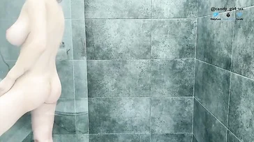 Ragazza sexy con grandi tette naturali che si accarezza sotto la doccia...!!