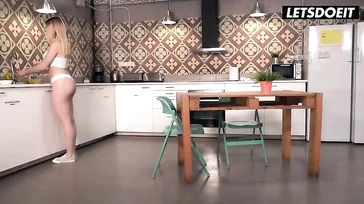 A colega de quarto dela no albergue desce para tomar café da manhã de calcinha...!!