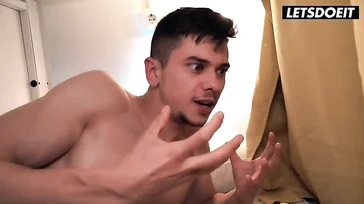 A colega de quarto dela no albergue desce para tomar café da manhã de calcinha...!!