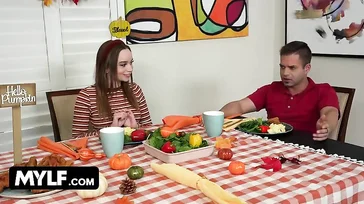 Il ne le sait pas encore, mais il va baiser sa copine et sa mère en même temps.