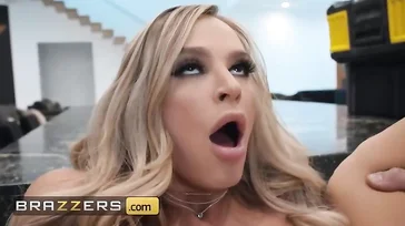 Une femme au foyer blonde met sa chatte au visage du pauvre plombier...!!