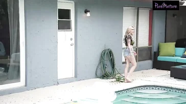 Brasileña MILF super caliente no puede dejar de mirar al chico de la piscina