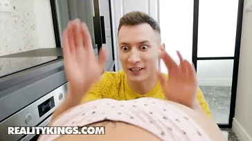 Was für einen tollen Arsch die hübsche Latina hat, die bei Mama putzt ...!!